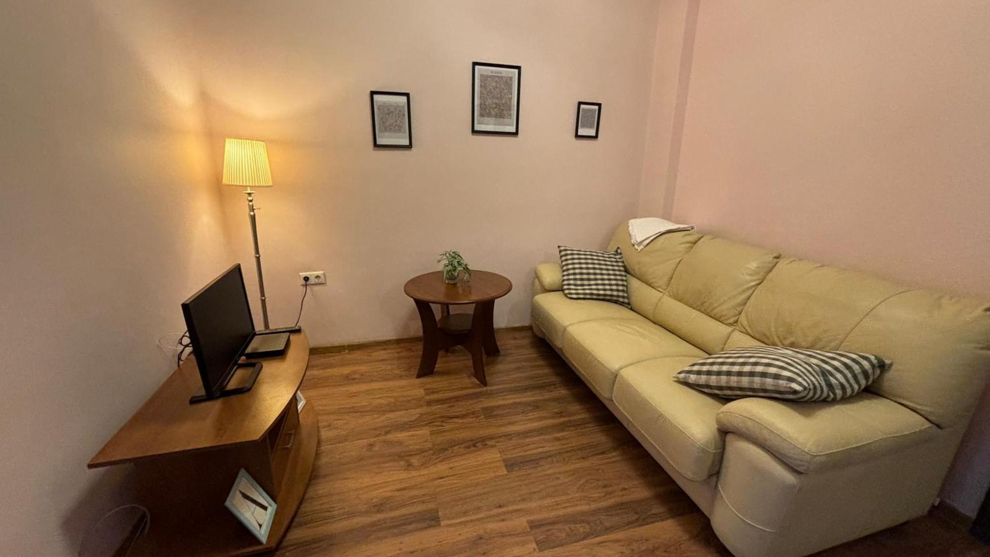 Апартамент Quiet 2 Bedrooms Downtown *